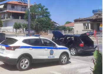 Ndjekje si nëpër filma në Greqi/ Makina me targa shqiptare dhe e mbushur me klandestinë shkakton aksident, 7 pasagjerët ia mbathin me vrap