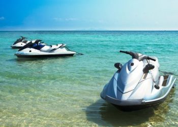 Po lundronte me jet ski me vëllanë në Himarë, humb kontrollin e mjetit dhe rrëzohet në det, përfundon në spital 33-vjeçari