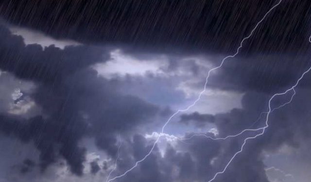 Vetëtima shkakton zjarr në Gjirokastër