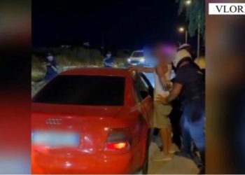 Mbante fshehurazi armë, municion e kanabis në shtëpi, arrestohet i riu