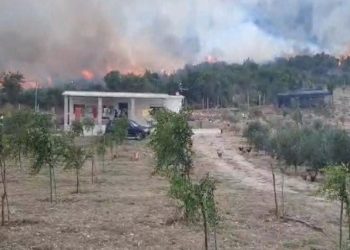 Zjarr i madh në Tepelenë, shkon edhe ministri i ri i Mbrojtjes, Pirro Vëngu