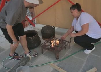 Turistët i hyjnë me kokë rakisë së sapozier në Gjirokastër: festival me ballë kazani