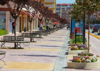 Shqiptarët ikin, të huajt vijnë. Njihuni me amerikanin që jeton në Fier (VIDEO)