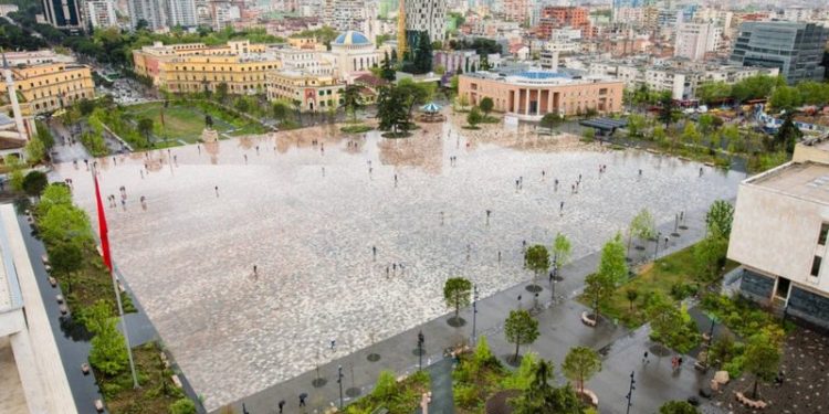 Kush e “braktisi” Shqipërinë përgjatë 12 viteve?