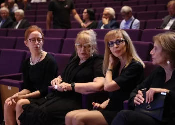 Përcillet me nderime kolosi i letërsisë shqipe! Helena me dy vajzat me lot në sy në homazhet e Ismail Kadaresë