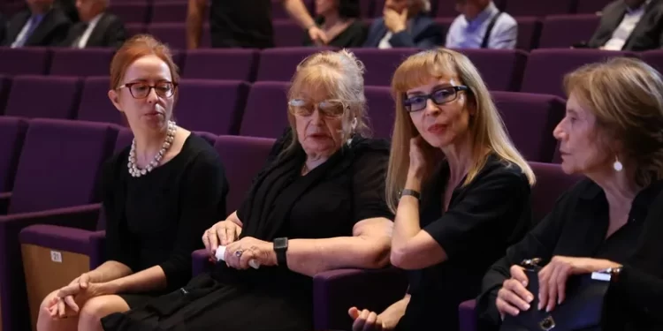 Përcillet me nderime kolosi i letërsisë shqipe! Helena me dy vajzat me lot në sy në homazhet e Ismail Kadaresë