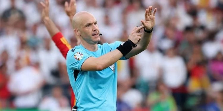 Në orën 21:47 arbitri thjesht u largua pa thënë asnjë fjalë për vendimin e tij