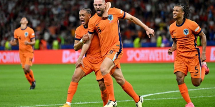 Holanda çon në shtëpi Turqinë, pret sfidën me Anglinë