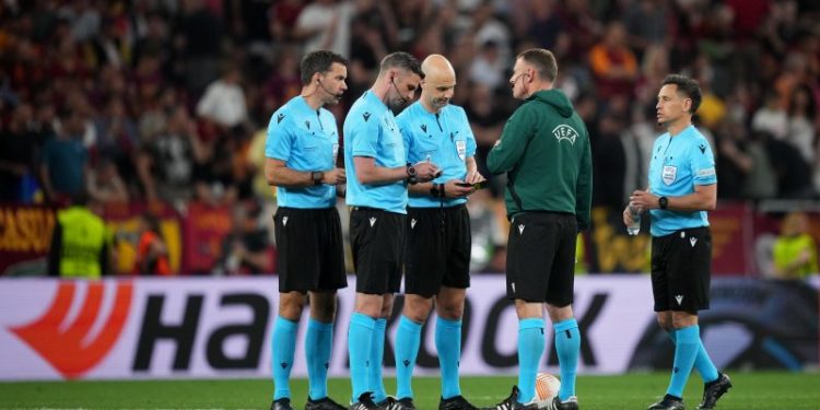 Eliminimi djeg shumë, gjermanët kërkojnë shpjegime te arbitri Taylor