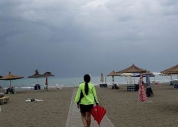 Stuhi në jug, pushuesit largohen nga plazhet (VIDEO)