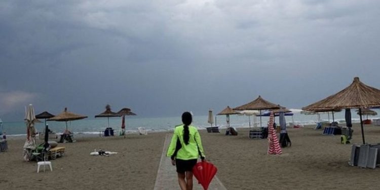 Stuhi në jug, pushuesit largohen nga plazhet (VIDEO)