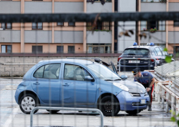Babai harron vajzën në makinë, vdes nga i nxehti