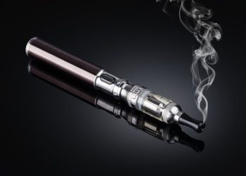 Po bëhet gati ligji/ Ndalohet shitja e cigareve elektronike për moshën nën 18 vjeç!
