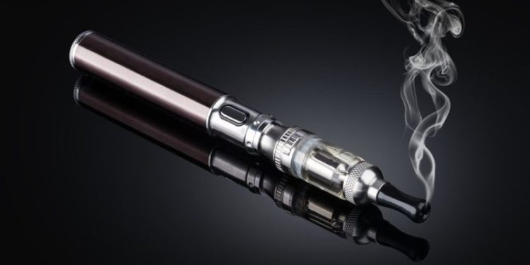 Po bëhet gati ligji/ Ndalohet shitja e cigareve elektronike për moshën nën 18 vjeç!
