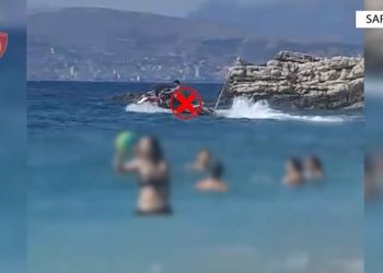 Me jet ski afër pushuesve në breg, ndëshkohet me gjobë një person në Sarandë
