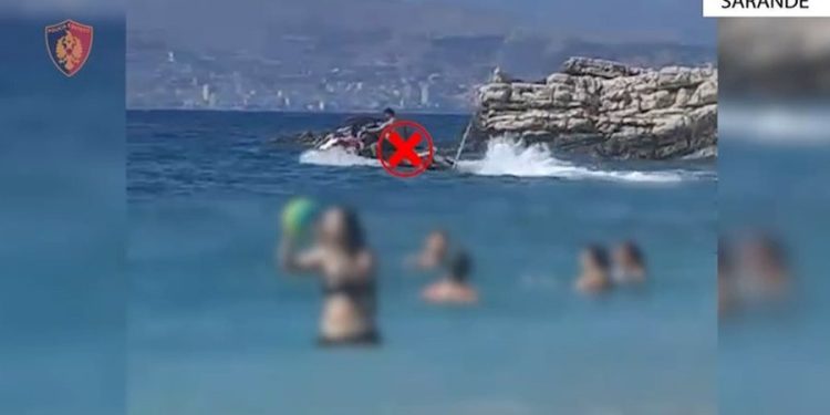 Me jet ski afër pushuesve në breg, ndëshkohet me gjobë një person në Sarandë