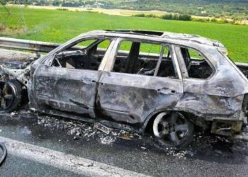 Makina shkrumbohet nga flakët, shpëton mrekullisht familja shqiptare në Greqi