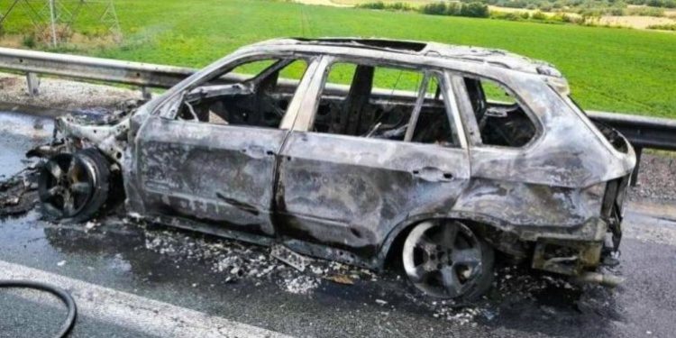 Makina shkrumbohet nga flakët, shpëton mrekullisht familja shqiptare në Greqi