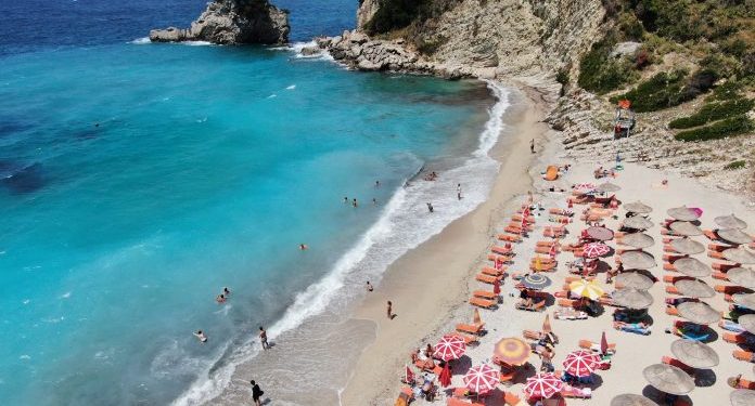 Media e huaj: Turistët britanikë zgjedhin Shqipërinë, pas braktisjes së Spanjës dhe Greqisë