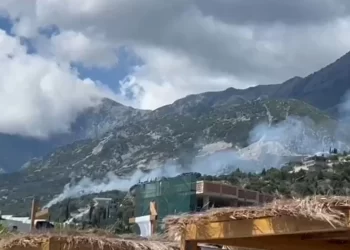 Zjarr i madh në Dhërmi, rrezikohen banesat