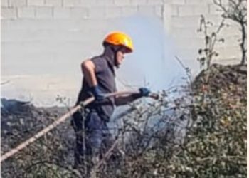 Zjarr në oborrin e një banese në Gjirokastër