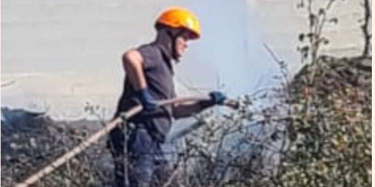Zjarr në oborrin e një banese në Gjirokastër
