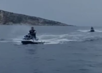 Rrezikoi të mbytej pasi ra nga Jet Ski, shpëtohet i riu në Himarë