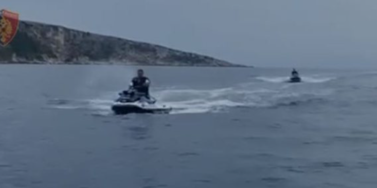 Rrezikoi të mbytej pasi ra nga Jet Ski, shpëtohet i riu në Himarë