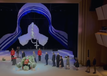 Homazhet për Kadarenë, arkëmorti i shkrimtarit qëndron përpara instalacionit të madh të shenjtores Nënë Tereza (VIDEO)