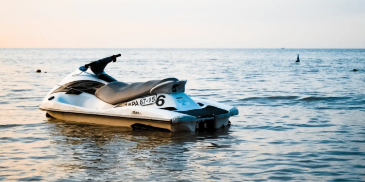 U rrëzua nga jet-ski, plagoset rëndë e mitura në Sarandë, transportohet me helikopter te Spitali i Traumës