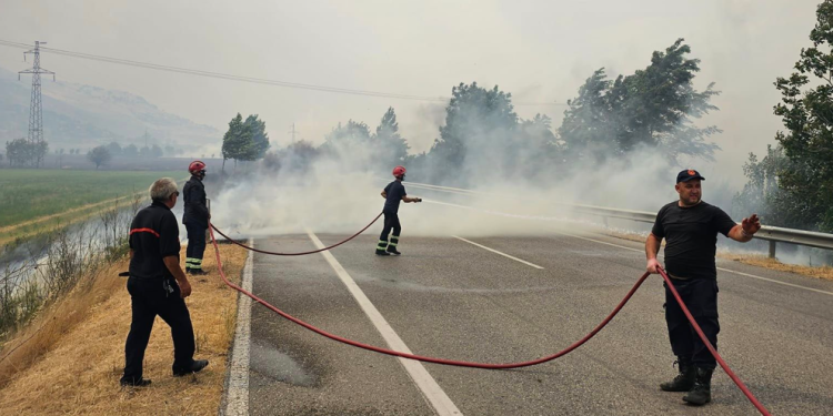 Beteja me flakët në Dropull, përfundon në spital polici dhe punonjësi zjarrfikës nga Përmeti