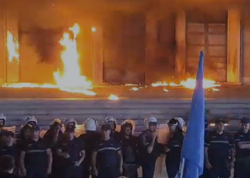 Protestues të maskuar të opozitës hedhin molotovë drejt Kryeministrisë (VIDEO)