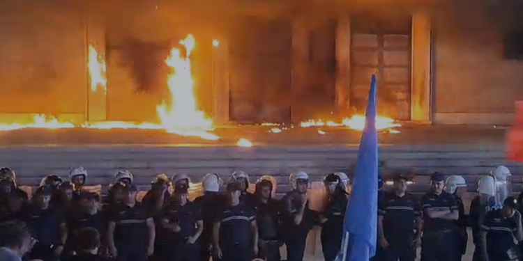 Protestues të maskuar të opozitës hedhin molotovë drejt Kryeministrisë (VIDEO)