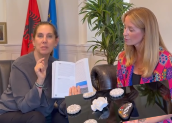 “I love Memaliaj”, Kumbaro pret gazetaren britanike me suvenirin e veçantë (VIDEO)