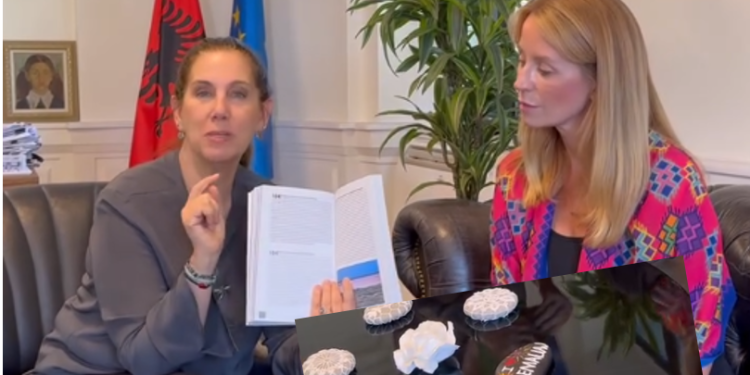 “I love Memaliaj”, Kumbaro pret gazetaren britanike me suvenirin e veçantë (VIDEO)