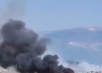 Në kulmin e sezonit turistik, digjen goma në Vlorë, tymi i zi mbulon qytetin (VIDEO)