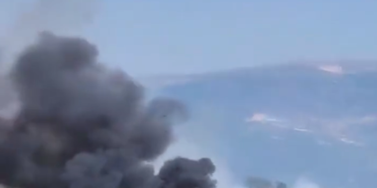 Në kulmin e sezonit turistik, digjen goma në Vlorë, tymi i zi mbulon qytetin (VIDEO)