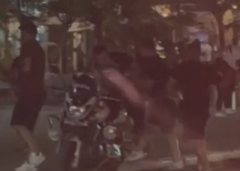 Pamje të turpshme/ Shihni si i rrahin policët në Vlorë (VIDEO)