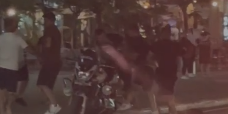 Pamje të turpshme/ Shihni si i rrahin policët në Vlorë (VIDEO)