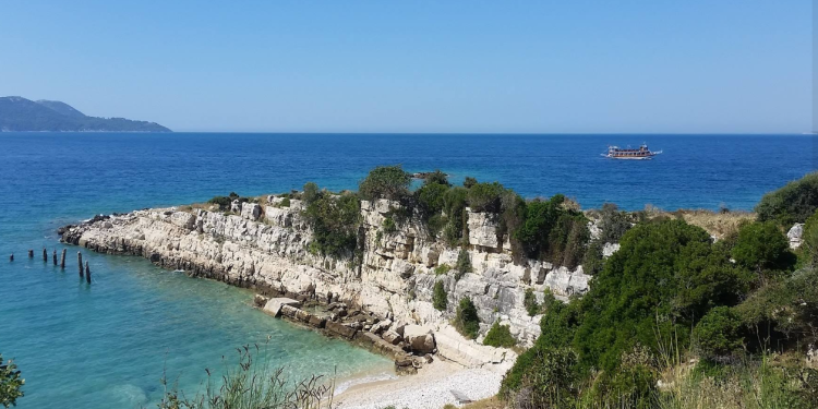 E goditi gomonia, plagoset një pushues në Karaburun