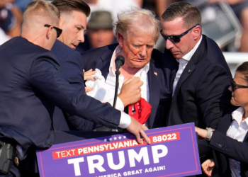 Atentat ndaj Donald Trump, plumbi i kap veshin, vritet atentatori