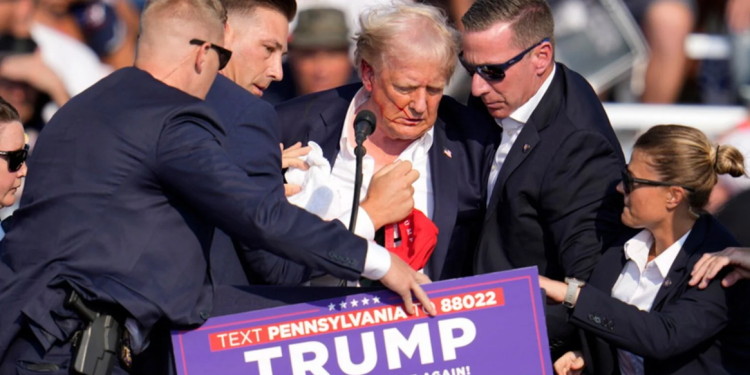 Atentat ndaj Donald Trump, plumbi i kap veshin, vritet atentatori