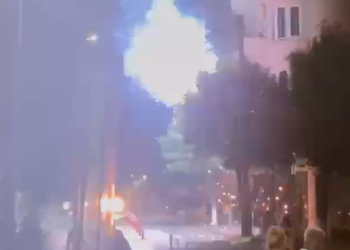 Panik në Sarandë, shpërthen në flakë shtylla elektrike (VIDEO)