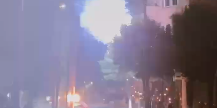 Panik në Sarandë, shpërthen në flakë shtylla elektrike (VIDEO)