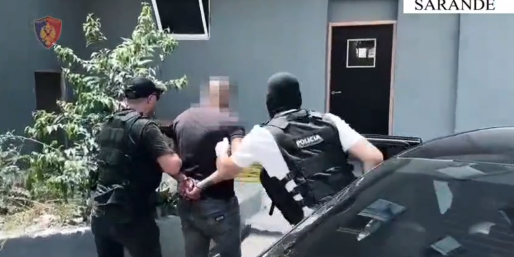 Mbante kokainë në në makinë që ta shiste në lokalet e natës, arrestohet i riu në Sarandë (Emri)