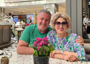 Dy muaj pas ndarjes nga jeta/ Agron Llakaj kujton të shoqen e ndjerë: Mbetem i pushtuar nga mungesa jote