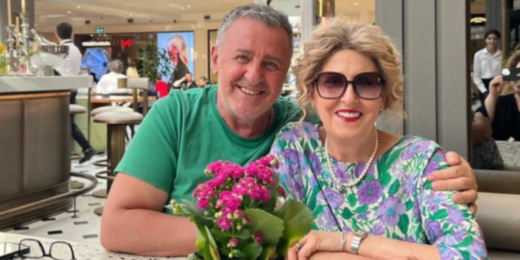 Dy muaj pas ndarjes nga jeta/ Agron Llakaj kujton të shoqen e ndjerë: Mbetem i pushtuar nga mungesa jote