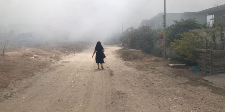 Digjen plehrat, tymi i zi mbulon Vlorën