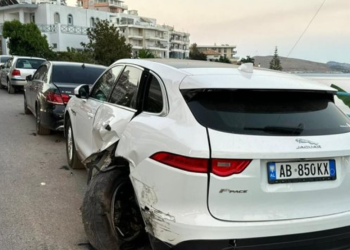 Çmenduri në Sarandë/ 20-vjeçari në gjendje të dehur përplas 6 makina të parkuara