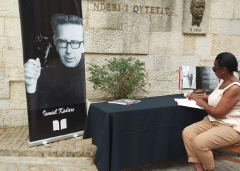 Në pazar dhe te shtëpia e lindjes, turistë e banorë të Gjirokastrës mesazhe ngushëllimi për Ismail Kadarenë